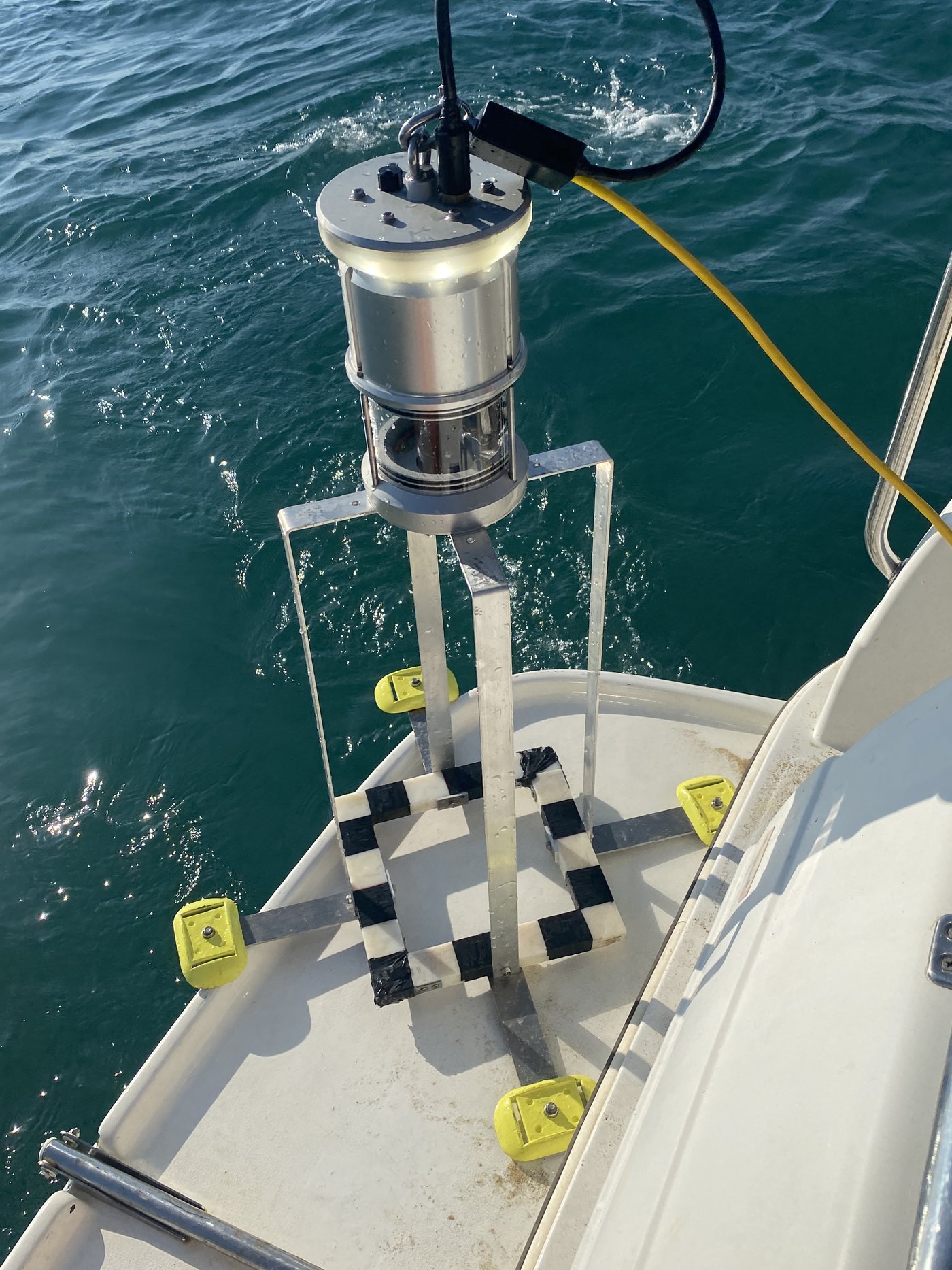 Equipo IPSE con patas y regla para la inspección del fondo marino