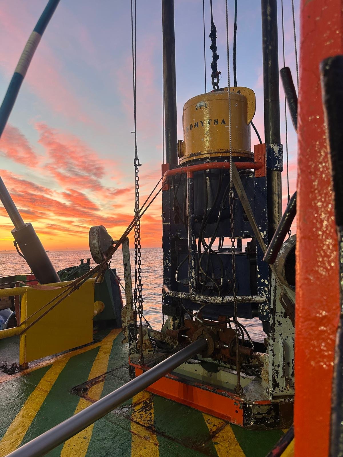 Equipo de vibración de Geomytsa en la cubierta del buque al atardecer