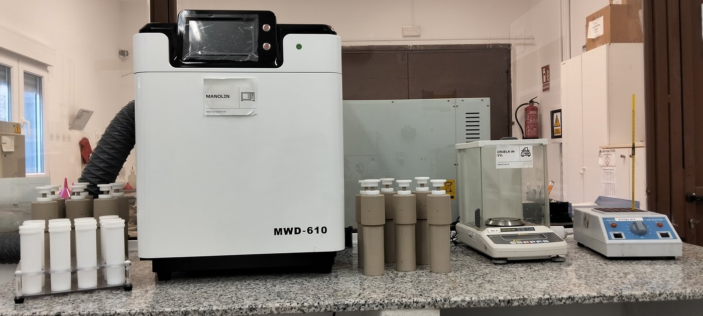 Equipo de digestión y reactor COD en el laboratorio de Geomytsa