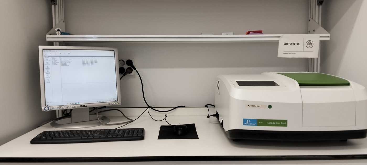 Espectrofotómetro ultravioleta-visible con su equipo informático en el laboratorio