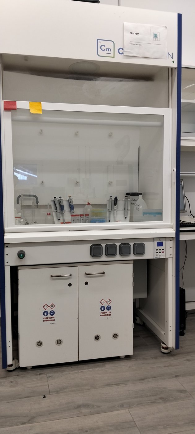 Vitrina del laboratorio de microbiología de Geomytsa