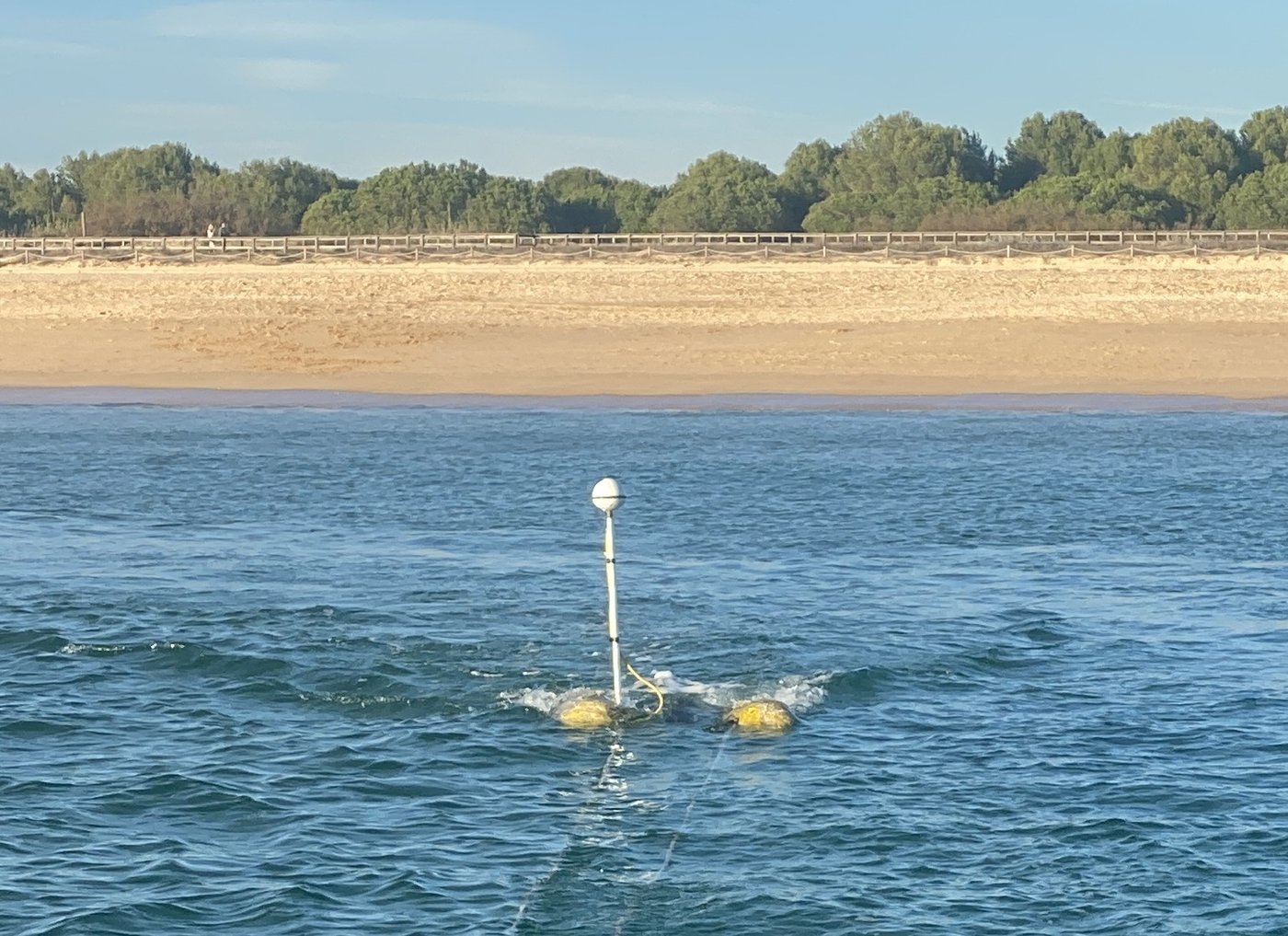 Equipo de medida de corrientes fondeado frente a la costa del Algarve