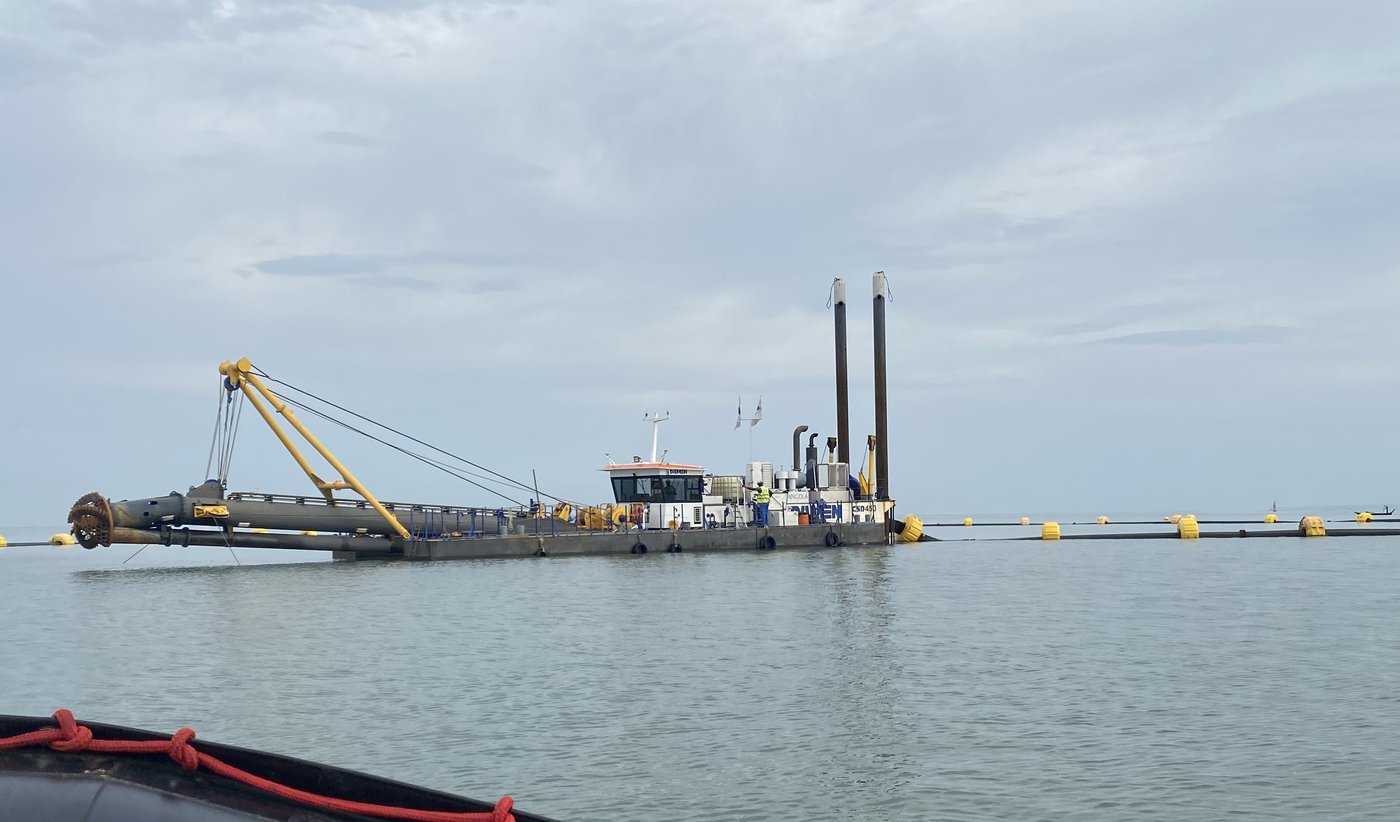 Draga y pontona durante los trabajos de control batimétrico en Angola