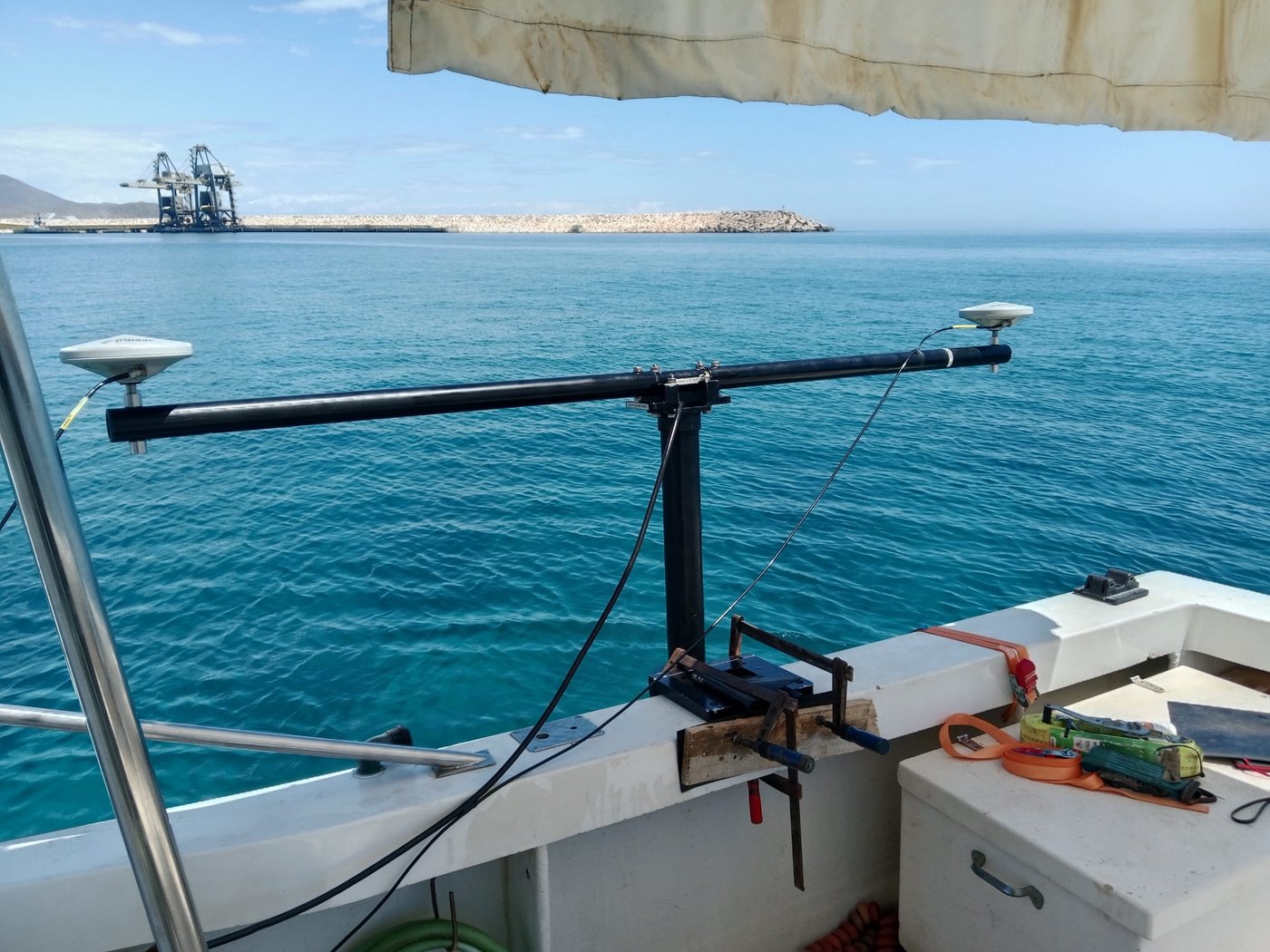Antenas GNSS de posicionamiento a bordo, con el puerto al fondo