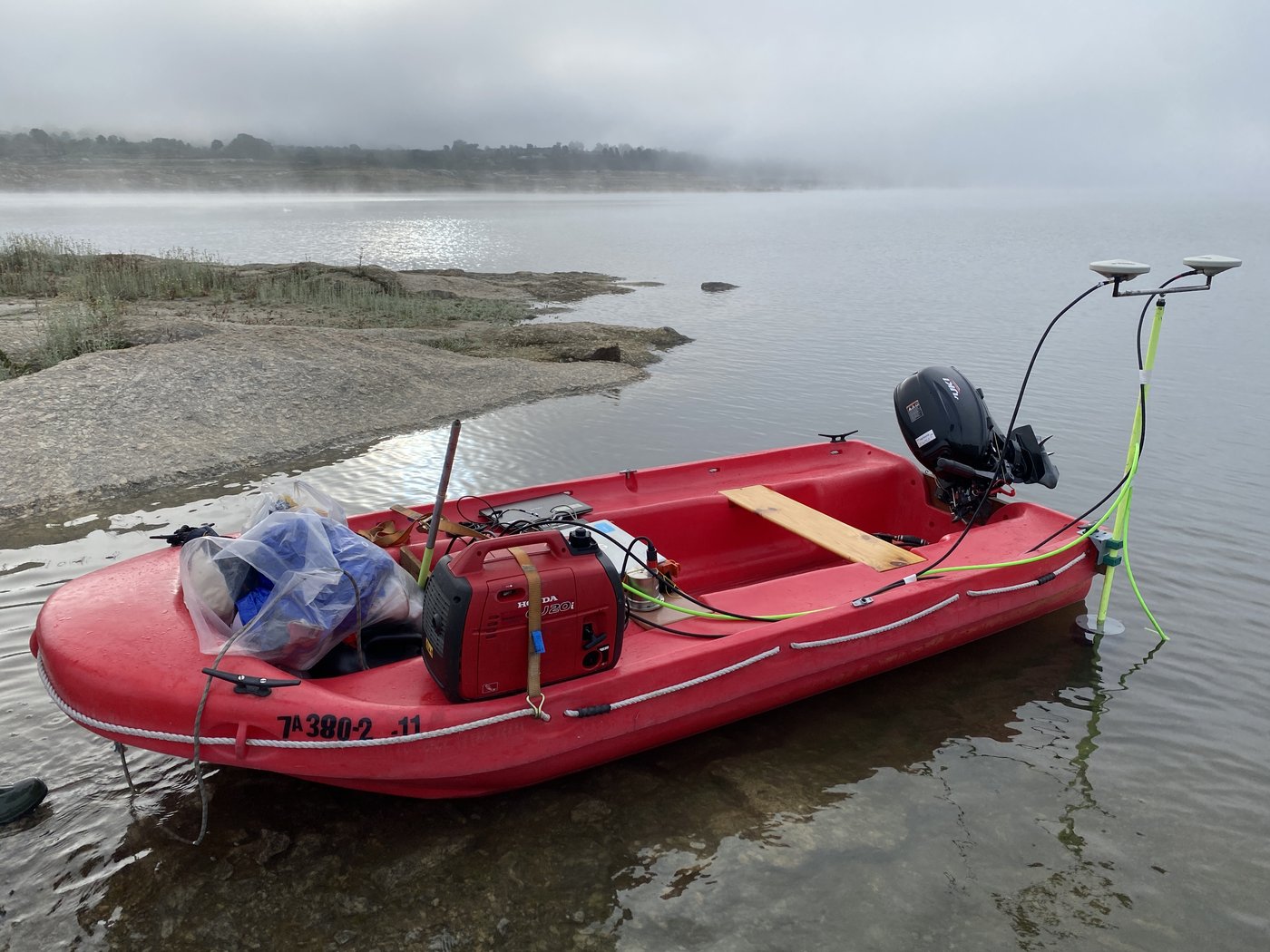 Embarcación con ecosonda multihaz en el embalse de Tabuaço
